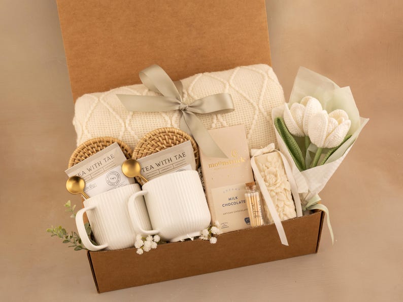 Dual Mug & White Tulip Gift Box